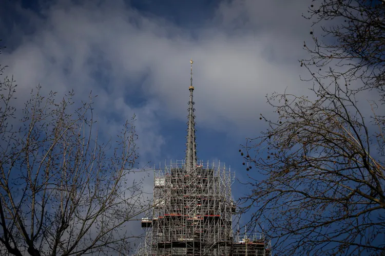 巴黎民眾表示，看見聖母院的尖塔完成修復，對法國人來說意義非常重大。美聯社
