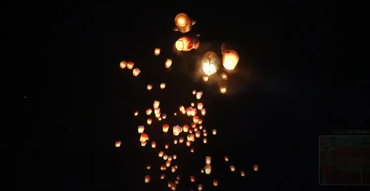 主燈與其他天燈升空。翻攝畫面