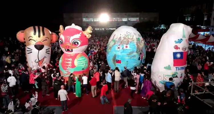 四盞巨大特色天燈一齊展示，畫面極為壯觀。翻攝畫面