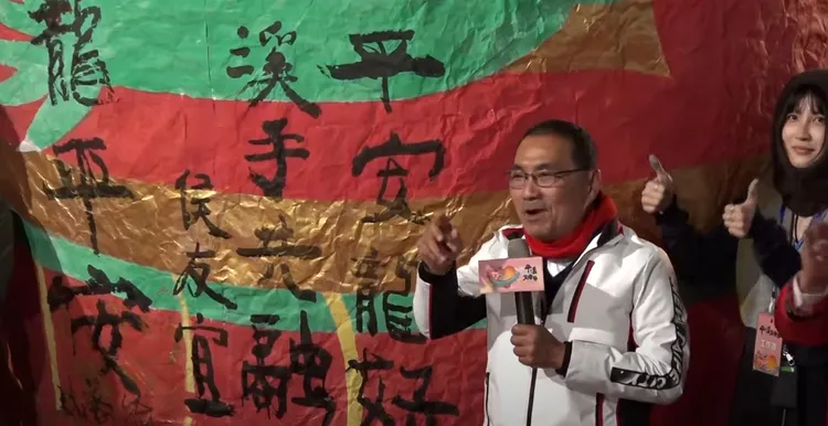 侯友宜在龍年造型天燈上題字。翻攝畫面