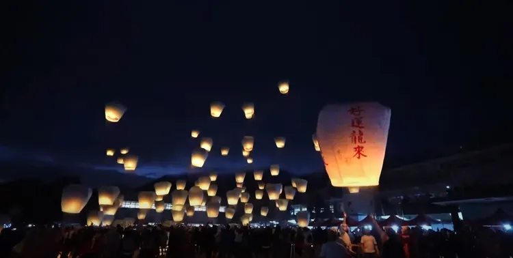 數百盞天燈一齊施放。翻攝畫面