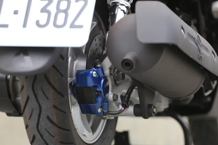 後煞車採用165mm碟盤，搭配對向雙活塞煞車卡鉗。林浩昇攝