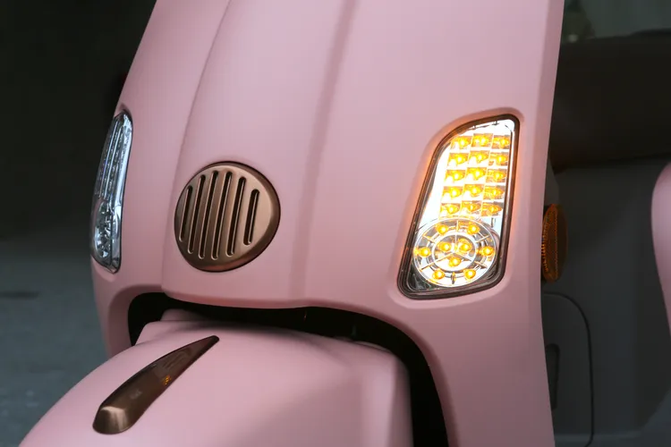 車頭喇叭蓋也同步採用古銅色調，搭配LED方向燈展現古今交融的衝突美感。林浩昇攝