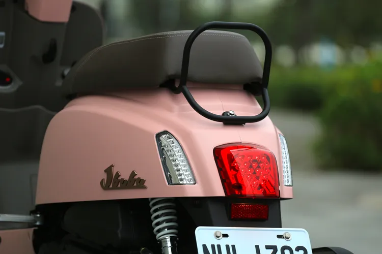 除了灰色系的內飾板，也搭配了跳色白縫線的座墊，而心型的LED尾燈更是J-bubu不容錯認的特色。林浩昇攝