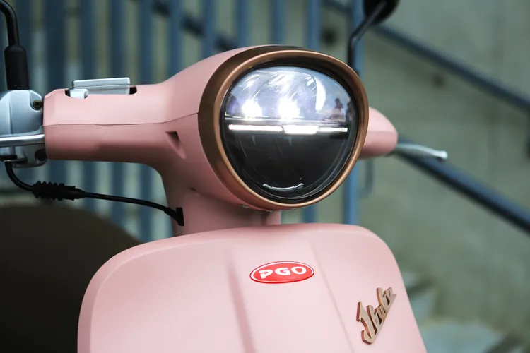 燻黑的LED圓形頭燈在中央設計一道日行燈光條充滿科技感，外框再輔以古銅色飾板做搭配。林浩昇攝