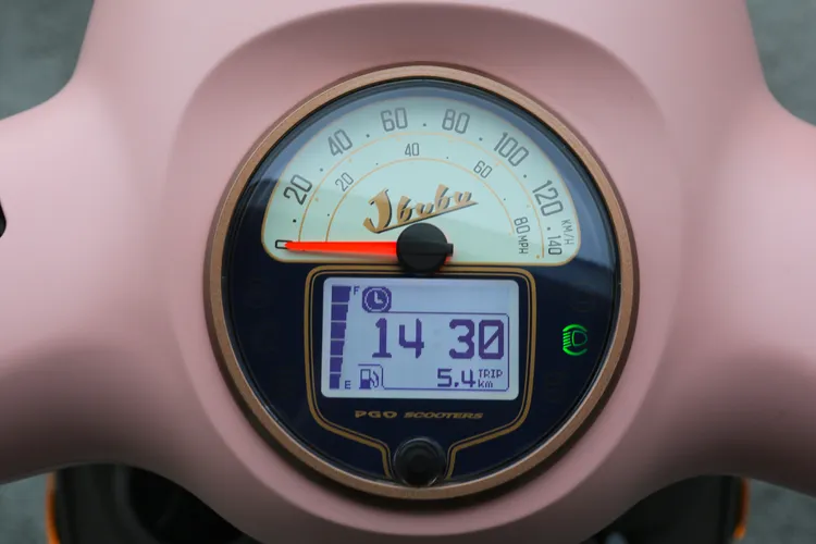 圓形的儀表板內建扇形的指針時速表，搭配液晶顯示資訊螢幕，不只可愛也擁有相當優異的辨識度。林浩昇攝