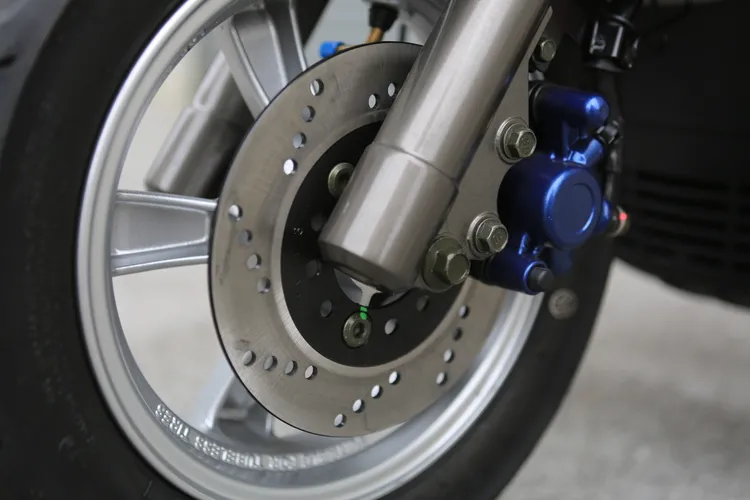 J-bubu 115 CBS前碟煞系統採用180mm碟盤，搭配單向單活塞煞車卡鉗。林浩昇攝