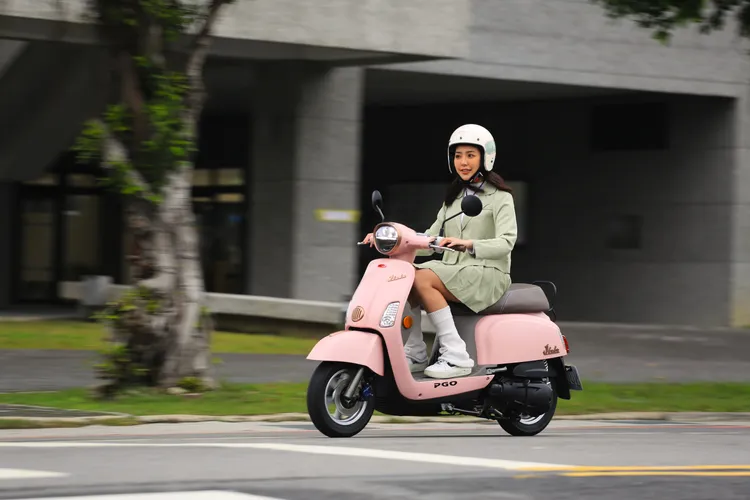 J-bubu 115 CBS在輕巧的車體基礎下，加速感受仍有小鋼砲般的微熱血，且適中的避震器設定，在城市穿梭更顯得靈巧刁鑽。林浩昇攝