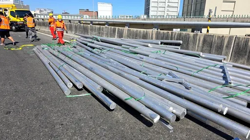 用路人注意!國1這匝道70根鋁棒掉路面 工務段封路排除中