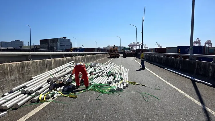 國道警方封閉匝道，通知工務段排除中。警方提供