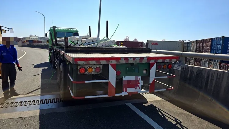 聯結車駕駛挨罰。警方提供