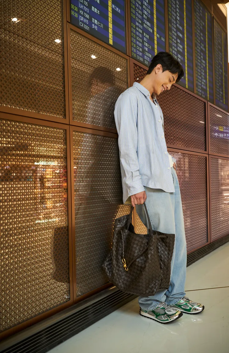 劉俊謙手拎BOTTEGA VENETA的Andiamo手提肩背包。品牌提供