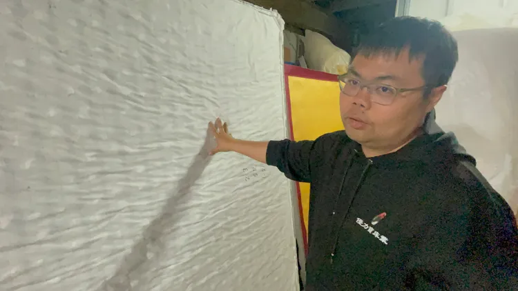 陳偉勝建議買床墊之前一定要試躺。張沛森攝