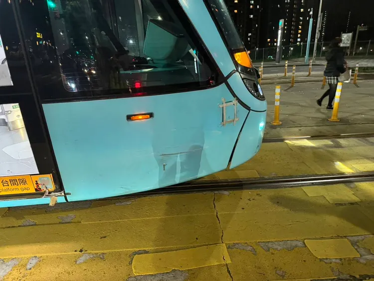 淡水輕軌車頭板金凹陷。警方提供