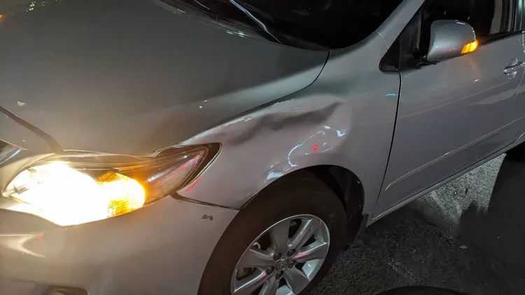 小客車葉子板嚴重凹陷。警方提供