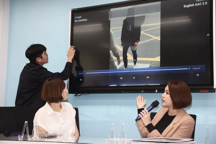 記者會上播放陳沂被打影片。彭欣偉攝