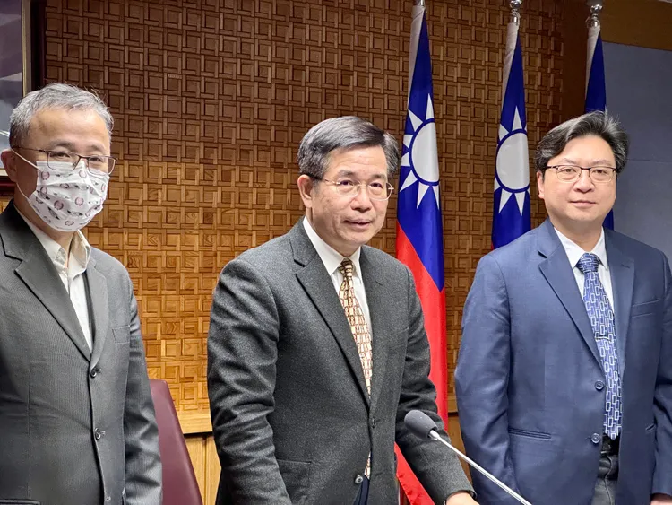 教育部今天再開校安諮詢會，會後教育部長潘文忠（中）、教育部主秘廖興國（右）等人召開記者會說明。王良博攝