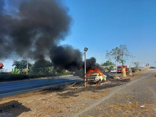 超車不慎自撞路樹!不僅樹斷還火燒車 車上3人傷勢曝光
