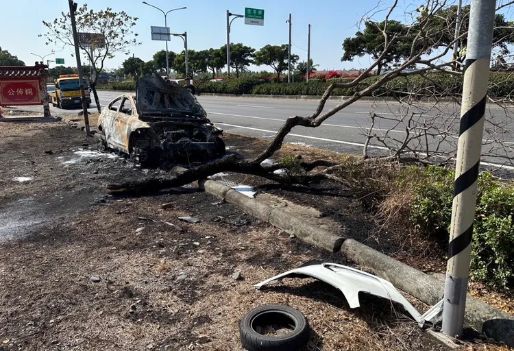 整車燒成廢鐵。翻攝畫面