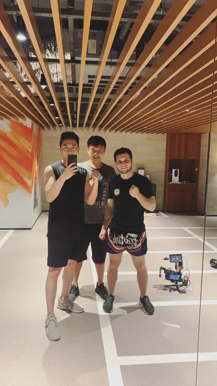 廖偉翔（左一）樂愛健身，過去更學過泰拳。廖偉翔提供