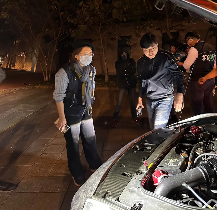 環保局副局長葉孟芬(左)到場督軍。桃園警分局提供