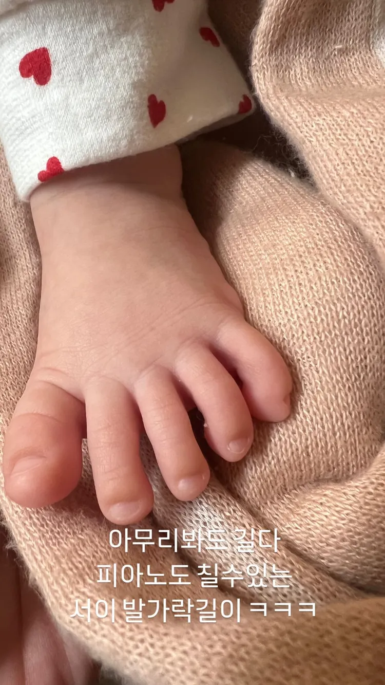 李珉廷今分享女兒腳丫照，讚嘆腳趾長到可以彈鋼琴。翻攝李珉廷IG