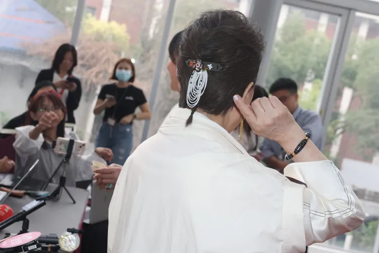 楊麗花秀後腦勺髮飾。彭欣偉攝