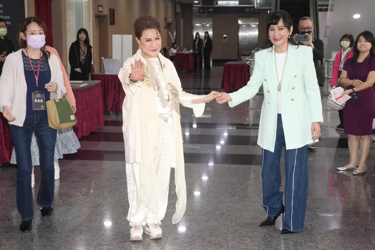 楊麗花（左）和愛徒陳亞蘭現身受到巨星式歡迎。彭欣偉攝