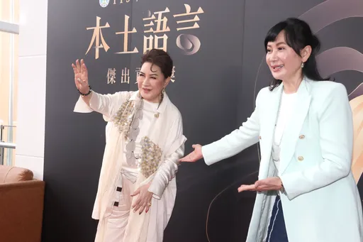 79歲楊麗花少女心! 秀七彩指甲:我自己搽的