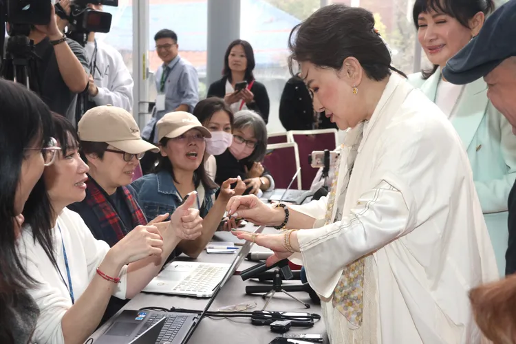 楊麗花開心秀出彩色指甲。彭欣偉攝