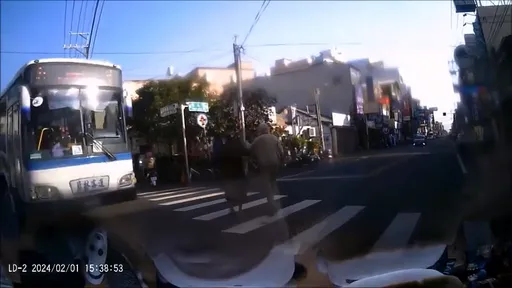 小跑步還是來不及！彰化夫婦牽手過馬路遇死劫　公車狠撞驚悚畫面曝光
