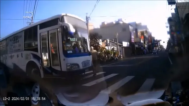 杜男被撞擊前最後留在畫面中的身影。民眾提供