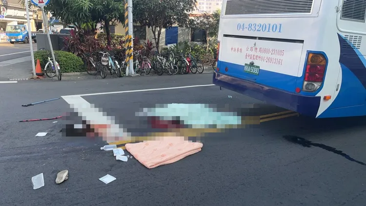 夫妻倆的藥袋及拐杖散落一地。民眾提供