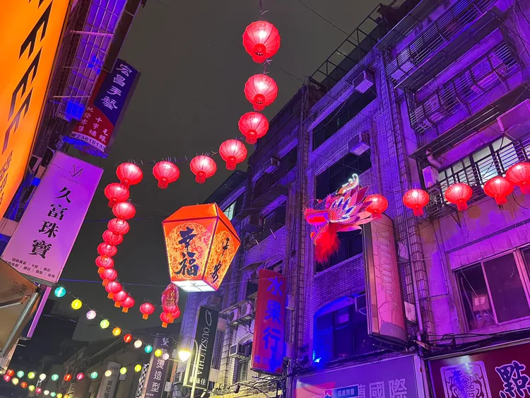 沅陵商店街妝點翔龍彩燈，「2024 點亮沅陵彩燈節」市集2月22日登場。北市觀傳局提供