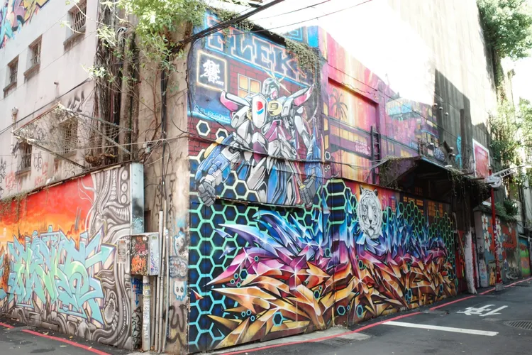 歡迎民眾來賞燈，順道欣賞西門町街頭塗鴉的活力。北市觀傳局提供