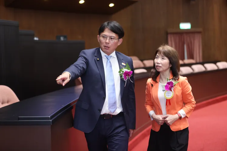 （左起）黃國昌跟民眾黨立委陳昭姿。資料照 立院記者聯誼會提供