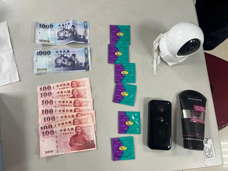 警方查扣的2700元應召費用與保險套。翻攝畫面