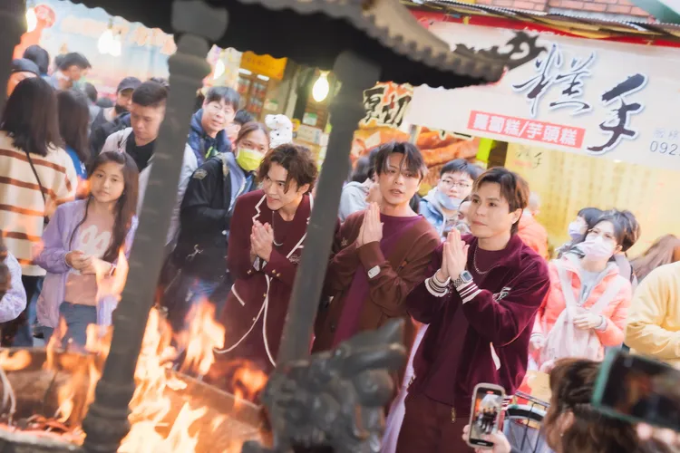 李吳兄弟經過霞海城隍廟時，誠心敬拜。好莉嗨提供