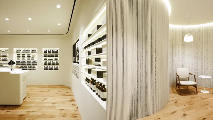 即將在2月29日結束營業的Aesop台北微風廣場店，擁有米白色空間與胚布曲線牆面。品牌提供