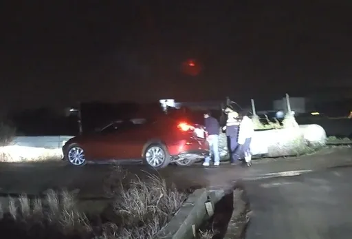 導航帶進小路!車輪卡水溝 楊梅暖警神救援