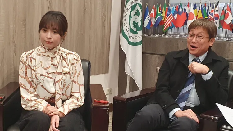 防疫醫師林詠青(右)分享第一次出任務查食物中毒，深怕無法脫身，左為防疫醫師林稜。林芳如攝