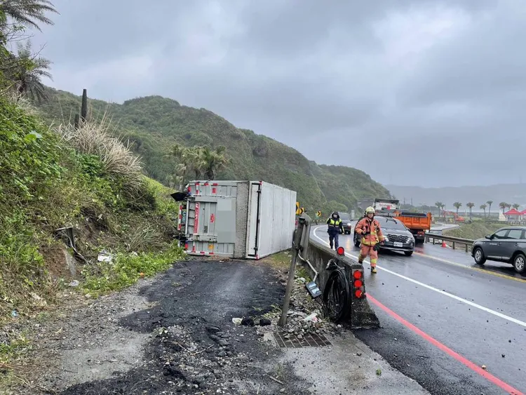 貨車翻覆於護欄外。翻攝畫面