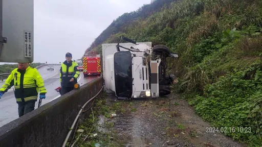 台2線貨車衝對向車道側翻護欄外　60多歲駕駛爬出車外受傷送醫