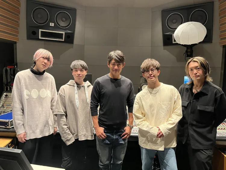 《GTO REVIVAL》由搖滾樂團BLUE ENCOUNT重新演繹主題曲《POISON》，原唱者反町隆史（中）也參與演唱。翻攝GTOrevival推特