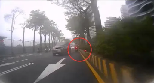 逃亡9年男移工闖紅燈拒警攔檢 搏命逆向飆快車道驚險畫面曝光
