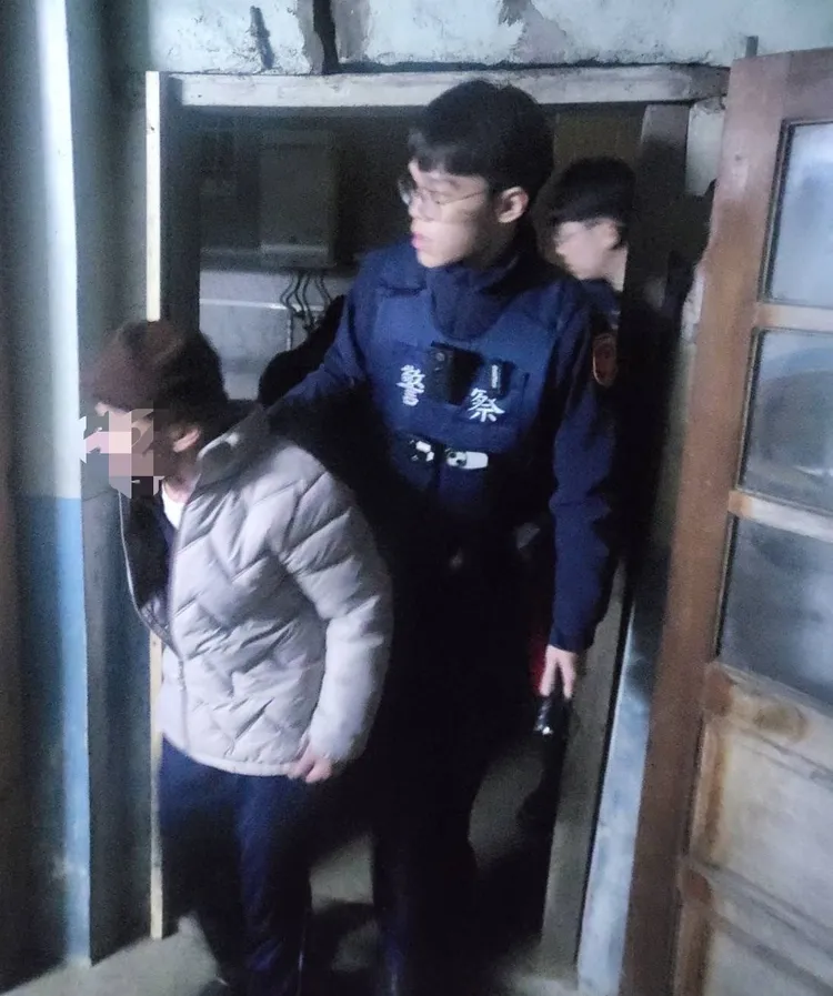 警方協助羅翁返家團圓。新埔警分局提供