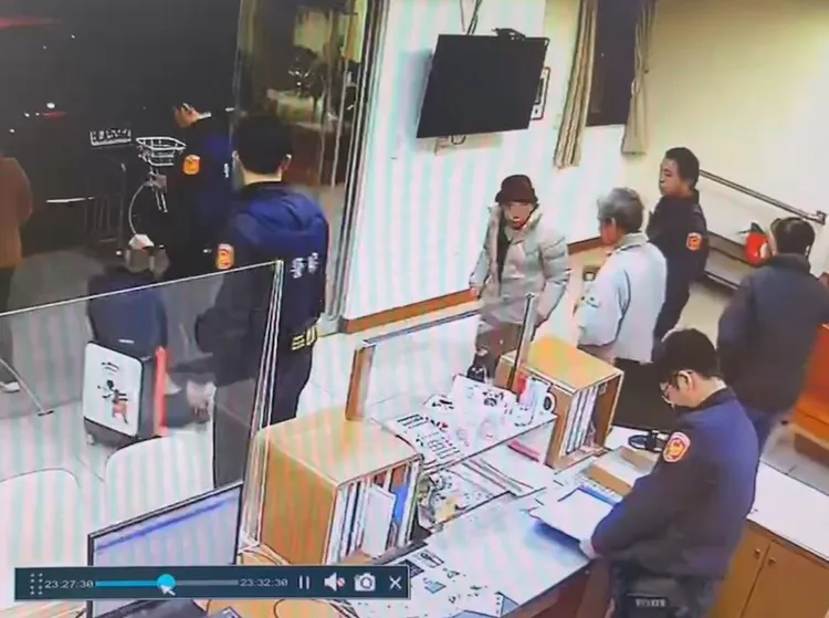 羅翁(右五)在家人陪伴和警員送行下返家。新埔警分局提供