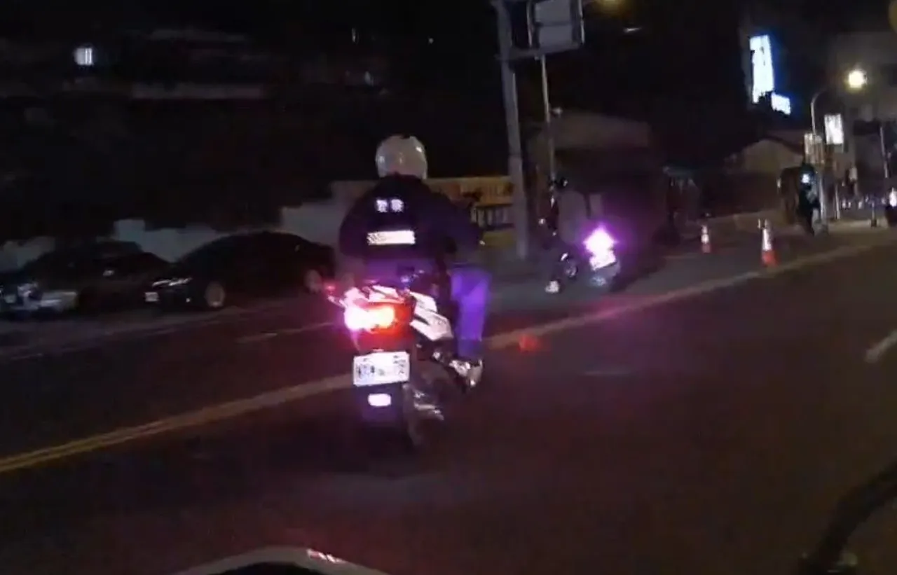 警員追捕。桃園警分局提供