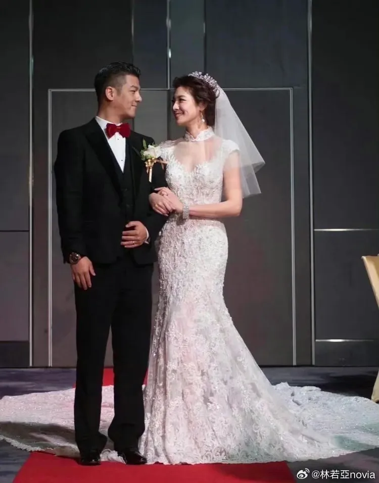 林若亞（右）8年前跟孫志浩結婚。