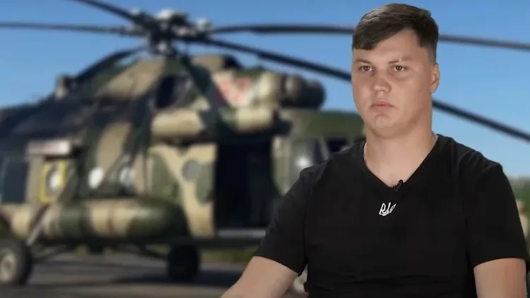 庫茲米諾夫在西班牙遭到俄國特工殘忍殺害。圖為庫茲米諾夫與他駕駛的戰鬥直升機。翻攝基輔郵報
